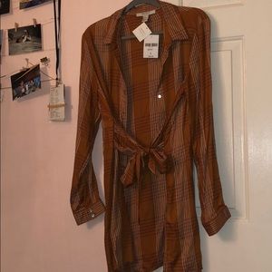 Woman’s Dress.. Color: amber/cream